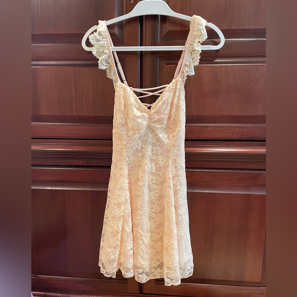 NWOT
Lucy In The Sky light pink lacy A-line dress with back laces - size small
